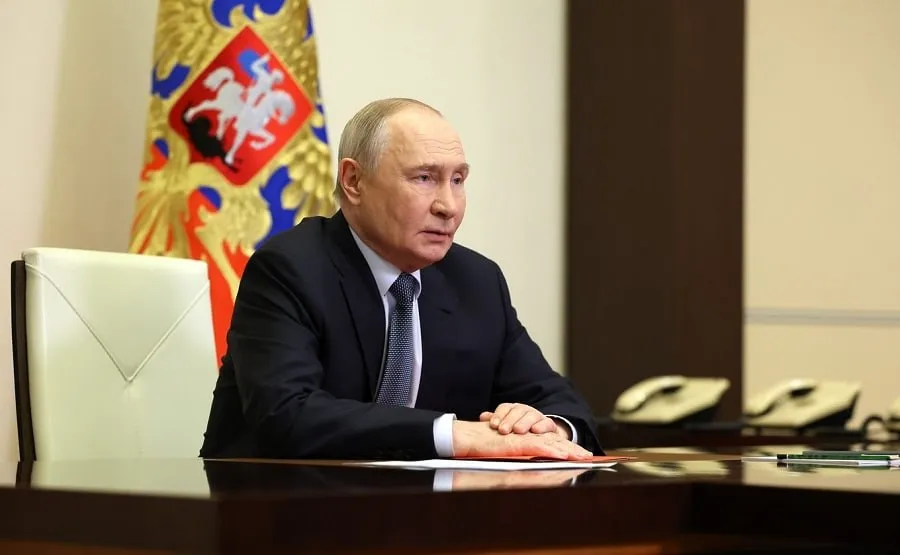 В Кремле проанонсировали встречу президента России с губернатором Пензенской области 20 апреля пресс секретарь президента России Дмитрий Песков сообщая представителям СМИ о графике работы главы государства анонсировал встречу Владимира Путина с губернатором Пензенской области Олегом Мельниченко В понедельник 20 апреля Владимир Путин начинает очередную рабочую неделю в Кремле Сегодня обычный кремлевский график идут рабочие встречи внутренние совещания На приеме у главы государства с докладом будет губернатор Пензенской области Олег Мельниченко Традиционная работа с главами региона президент занимается субъектами Российской Федерации сообщил Дмитрий Песков penzapress Подписывайтесь на MAX канал Пенза Пресс