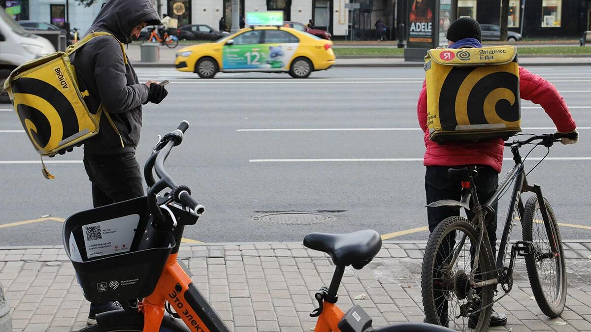 Полиция Петербурга выявила около 1300 курьеров-нелегалов в ходе проверки служб доставки  Петербургская полиция в ходе профилактических проверок в сфере курьерской доставки выявила около 1300 курьеров иностранных граждан, которые находились на территории России с нарушением норм миграционного законодательства. Около 500 из них будут выдворены из страны, сообщили в пресс-службе ГУ МВД России по Санкт-Петербургу и Ленинградской области.  Сотрудники экономической полиции проверили 250 дарксторов трех крупных компаний курьерской доставки города. На каждом третьем объекте были обнаружены курьеры и работники, которые нелегально находятся на территории России.    Также в ходе проверок средств перемещения курьеров было изъято 2400 электровелосипедов. Они помещены на спецстоянки для проведения технических экспертиз.   : Алексей Орлов / Ведомости    Подпишитесь на «Ведомости Северо-Запад»