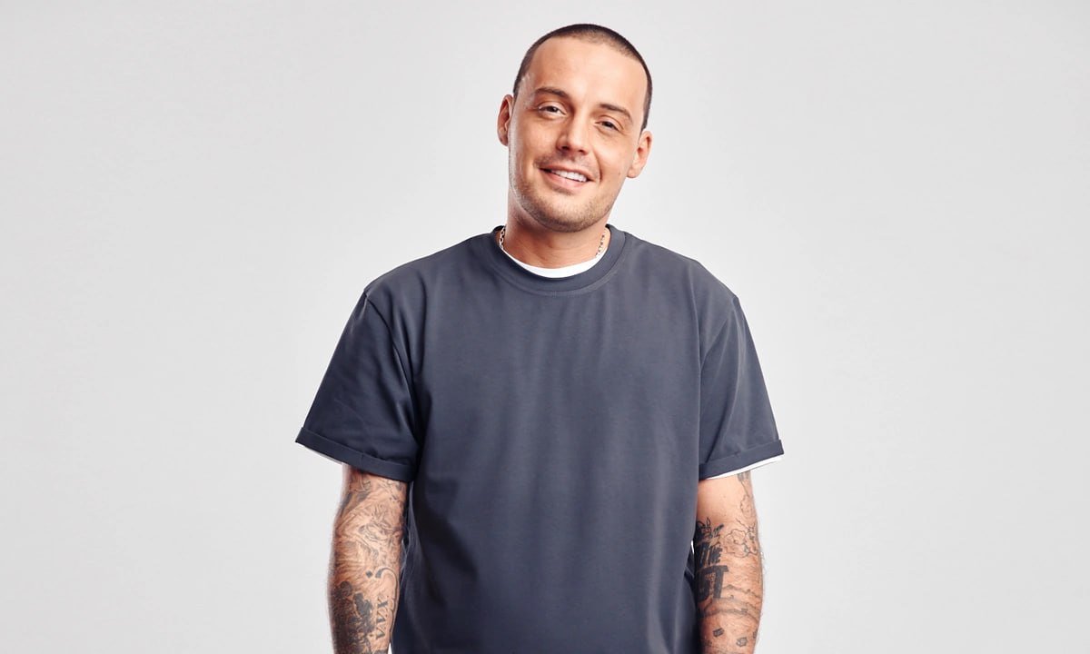 Рэпера Гуфа обвинили в грабеже В суд поступило уголовное дело в отношении рэпера Гуфа Алексей Долматов настоящее имя Как передает Oxu Az со ссылкой на Telegram канал 112 Долматова обвинили в грабеже по предварительному сговору с применением насилия Как заявляет обвинение во время отдыха в Наро Фоминске Россия рэпер похитил у мужчины айфон и избил его Утверждается что артист бил по лицу потерпевшего пока друзья знаменитости скрутили ему руки Гуф получил подписку о невыезде Правоохранители продолжают разбираться в этом деле Прокуратура Московской области отметила что Долматов и его приятели не признали вину Уголовное дело направлено в Наро Фоминский городской суд Московской области для рассмотрения по существу В ночь на 23 октября 2024 года рэпер с компанией арендовал баню в городе Апрелевке Как сообщали сотрудники комплекса Гуф не оплатил часть аренды а позже подрался с братом управляющей сотрудником патрульно постовой службы полиции Следствие проверяло версию о том что музыкант с товарищем отобрали у пострадавшего телефон Сам Гуф отрицал что бил или обворовывал кого то В октябре 2025 го полиция прекратила уголовное преследование рэпера ruoxuaz АлексейДолматов Гуф Новости Азербайджана Написать нам