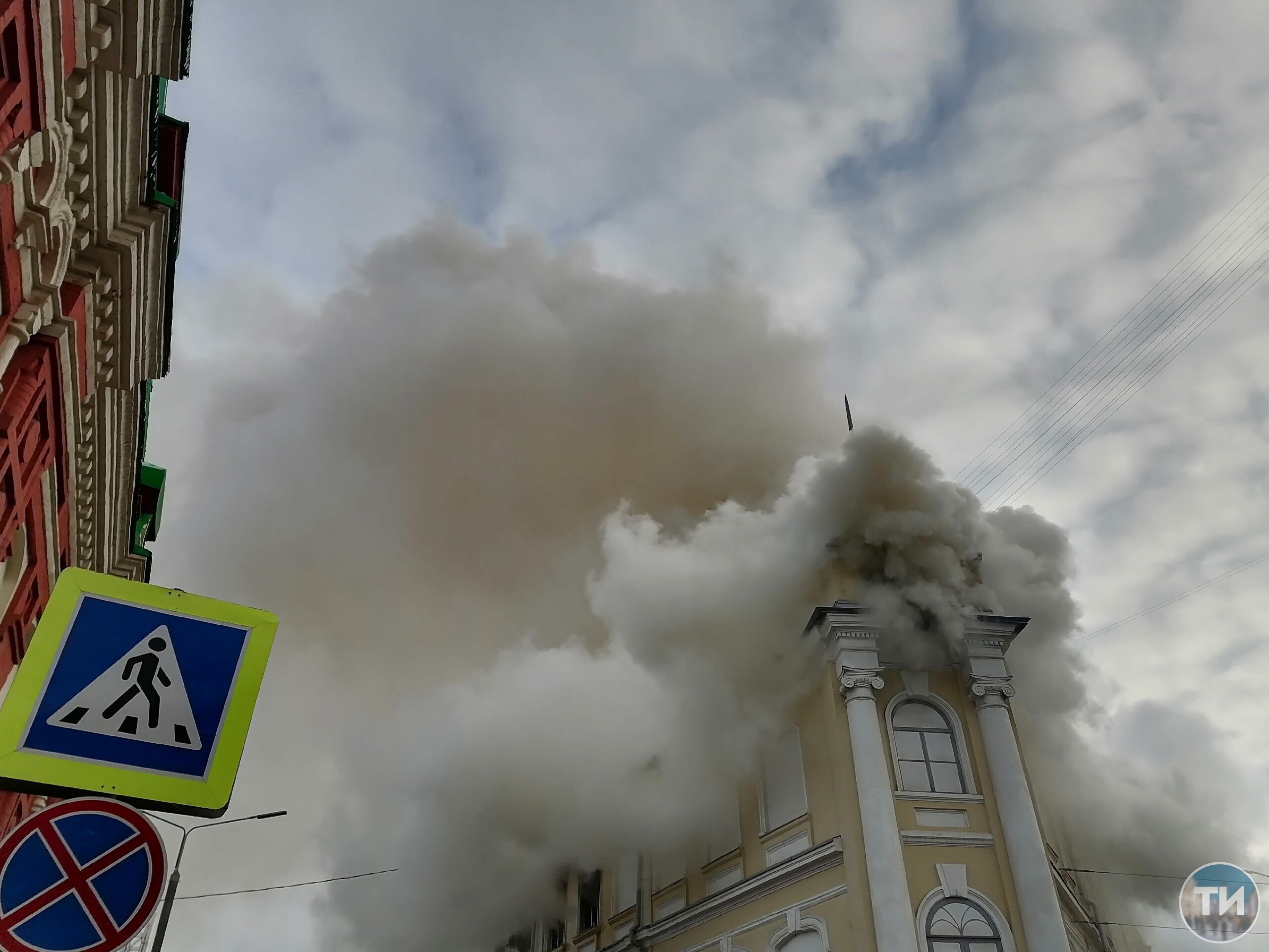 В центре Тулы, где горит здание госпиталя, находятся уже 6 пожарных расчетов.  Как сообщает наш корреспондент, на месте ЧП находятся 6 пожарных расчетов, спецтехника, спасатели, дежурит скорая. «Огонь распространяется по всему верхнему этажу. Теперь задымление уже не только со стороны переулка, но и с фасада, выходящего на Советскую», – передает корреспондент «ТИ».