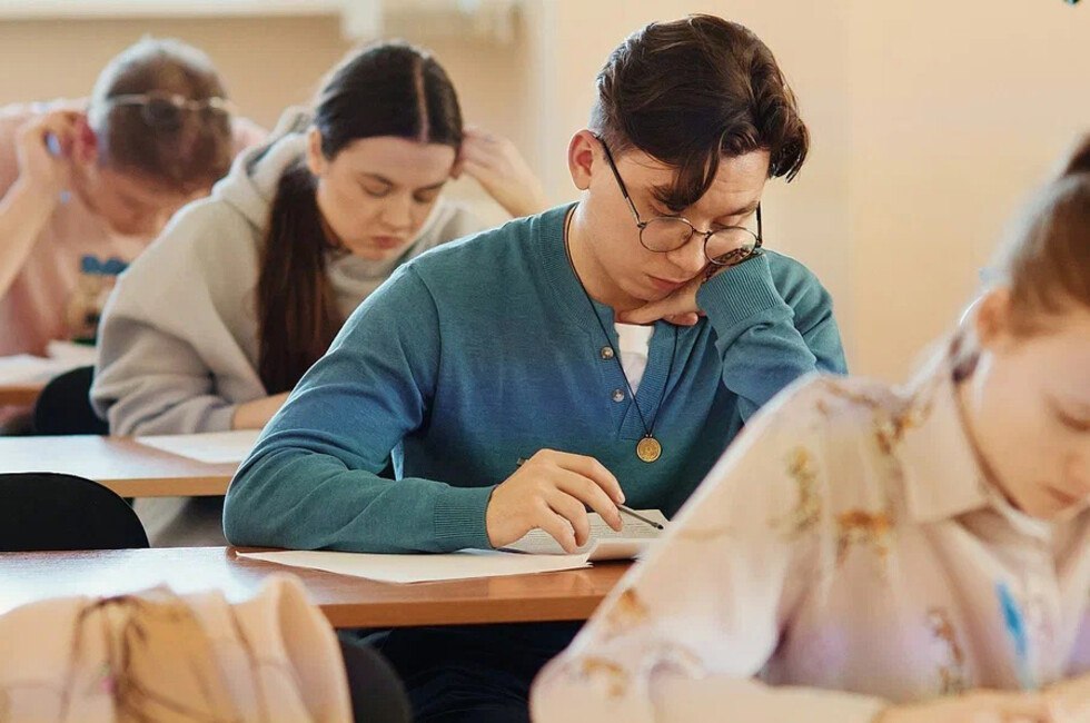 Путин предложил создать антирейтинг 100 худших образовательных организаций РФ Президент РФ Владимир Путин предложил создать антирейтинг 100 образовательных организаций с худшими показателями чтобы помочь им исправиться Ранее Минтруд подготовил национальный рейтинг по трудоустройству и зарплате выпускников вузов Конечно это будут чемпионы те кто в первых рядах но на основе этого рейтинга предлагаю ежегодно определять и 100 образовательных организаций которые к сожалению продемонстрировали худший результат И это как раз тот случай где нужно помочь изменить ситуацию в интересах учащихся регионов и всей страны сказал он в ходе заседания Госсовета по кадрам Президент подчеркнул что по каждой из таких организаций необходимо будет совместно с региональными властями запускать программы оздоровления и реорганизации учреждений Никакого болота у нас здесь не должно быть указал глава государства Путин отметил что в ближайшие семь лет экономике России потребуется свыше 12 млн человек особое внимание нужно уделить ветеранам спецоперации В ближайшие семь лет нам необходимо вовлечь в экономику 12 2 млн человек Конечно у каждого субъекта Федерации свои особенности но практически везде надо создавать условия для повышения экономической активности жителей Подчеркну особое внимание надо здесь уделять ветеранам специальной военной операции и членам их семей сказал он