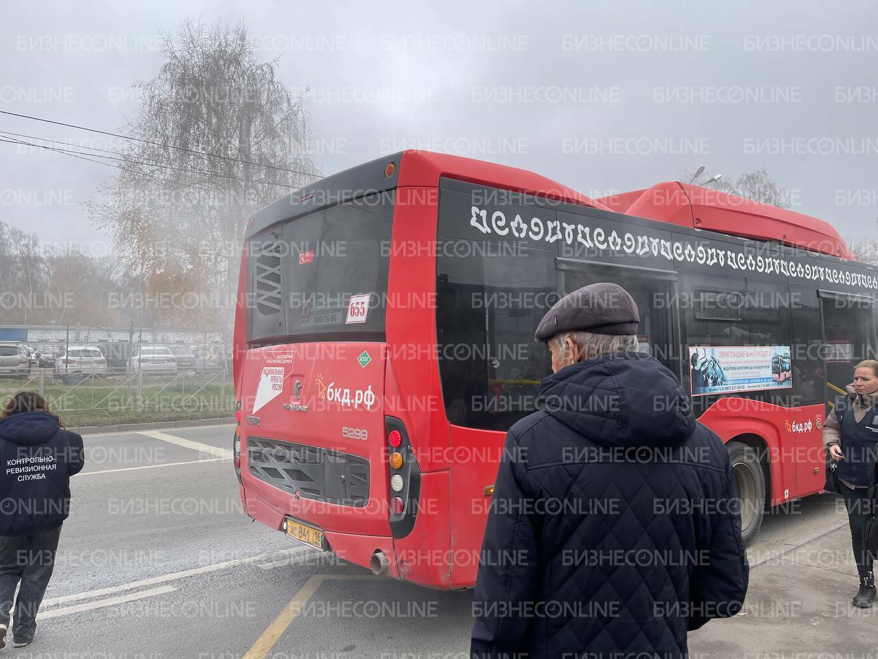 У остановки Вертолётный завод задымился автобус 62 Сначала пассажиры услышали хлопок а затем в салон повалил густой белый дым Все вышли из салона никто не пострадал Присылайте нам новости через VTPnewsbot и вас услышат Подписаться на канал Мы в МАХ