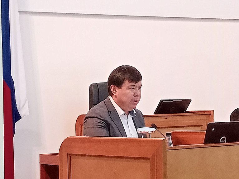 В Бурятии назначили нового министра экономики Глава республики Алексей Цыденов 30 мая подписал Распоряжение о назначении министром экономики Бурятии Владимира Хингелова. Руководить ведомством бывший заместитель Екатерины Кочетовой начал сегодня, 3 июня, с приставкой «И.о.». Напомним, что ранее возглавлявшая министерство экономики Екатерина Кочетова отправилась в отставку по собственному желанию, проработав на посту 5 лет. Согласно слухам, она уволилась в связи с переездом в Москву. #Бурятия Подробнее в Номер один Сообщить нам свою новость можно по кнопке: Письмо в редакцию