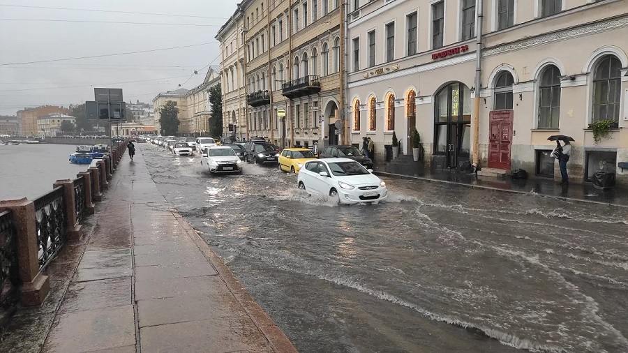 Петербург сегодня рискует утонуть в месячной норме дождя за сутки! Водоканал готов — на улицах дежурят 73 бригады, но при сильных ливнях лужи неизбежны. Хорошая новость: завтра и послезавтра — солнечно и до +22°C. UPD: Сообщить информацию о скоплении воды на улицах Петербурга можно по телефонам: 004 и 812 314-60-13. Флэш Питер - подписаться