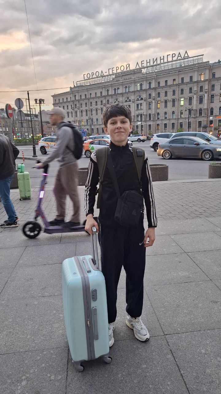 Егор Сергиенко из Артемовска, приехал в Санкт-Петербург, где представит Перевальский округ на конкурсе-фестивале "По волнам искусств". Юный вокалист рассказал, что с нетерпением ждет своего выступления на конкурсе: - Я чувствую огромное волнение и радость. Представлять свой округ — это большая честь для меня, - поделился Егор. Наставник мальчика, заместитель директора Перевальского районного Дворца культуры Руслан Ляхов, который сопровождает Егора, выразил поддержку своему подопечному: - Егор невероятно талантлив, и я уверен, что он сможет показать все, на что способен. Мы много репетировали, и надеюсь, что выступление на конкурсе станет для Егора одним из лучших творческих моментов. Уже завтра Егора ждет первый конкурсный день. Мы желаем ему успешного выступления и очень надеемся, что поддержка жителей Перевальского округа придаст нашему юному артисту сил, вдохновения и мастерства. Егор уже не раз выступал на различных конкурсах, поет в «Хоре Первых» и даже выступал на одной сцене с SHAMANом.