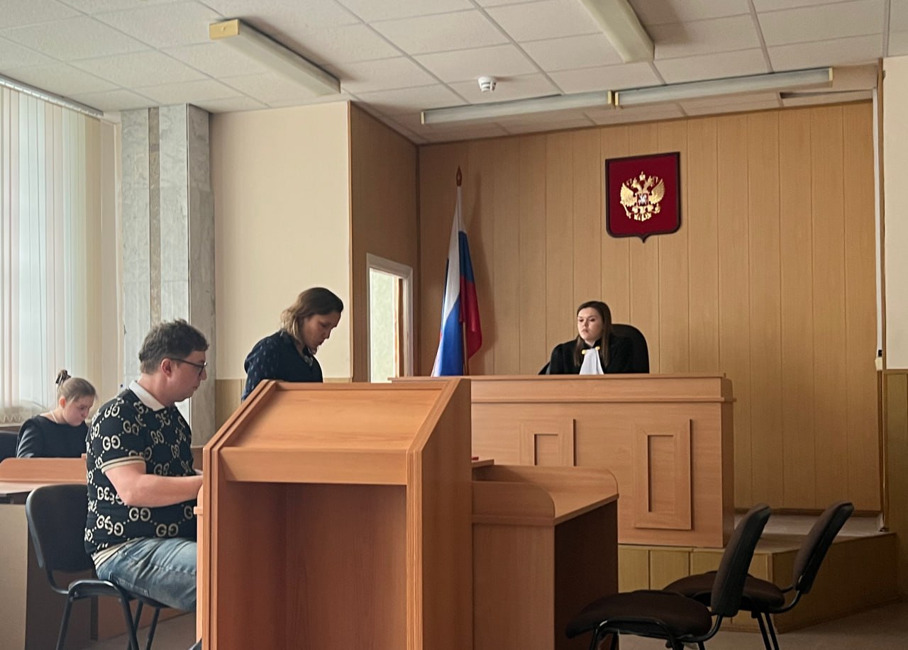 Суд в Екатеринбурге оштрафовал правозащитницу Веру Мангилеву на 45 тысяч рублей за дискредитацию армии Верх Исетский районный суд Екатеринбурга назначил юристу и экс кандидату в депутаты городской думы Вере Мангилевой штраф в размере 45 тыс рублей Ее судили по статье 20 3 3 КоАП о дискредитации армии Поводом для возбуждения дела стал пост в ее канале про три года с начала военных действий В нем правозащитница выступает за мир Вера Мангилева получила повестку в полицию на входе в Свердловский областной суд где на тот момент защищала активистку выступающую против строительства мусорного полигона в Сысерти На вопрос Веры откуда майор полиции узнал о том что она будет в суде в этом время он сослался на тайну Мангилева защищала в судах тех кого задерживали на уличных акциях а также оспаривала нормативные акты в сфере ТКО и добивалась ремонта в екатеринбургском спецприемнике