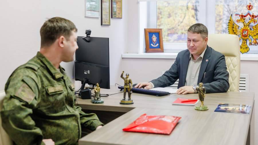 Фонд Защитники Отечества и Университет Синергия 1 в адаптации ветеранов  Центр переподготовки ветеранов СВО университета Синергия по заказу фонда Защитники Отечества запустил программу подготовки равных консультантов из числа бывших участников спецоперации На первом этапе обучение пройдут 1 тыс человек Они будут помогать возвращающимся с фронта бойцам адаптироваться к мирной жизни Вадим Лобов президент корпорации Синергия для НОП Мировые и российские исследования доказывают эффективность помощи равных консультантов Это гуманная и действенная технология возвращения бывших военнослужащих к мирной жизни стабильной работе ощущению нужности обществу Программа подготовки равных консультантов часть долгосрочной социальной миссии Синергии Мы стремимся создать для ветеранов устойчивую экосистему взаимопомощи объединяющую профессиональные компетенции и человеческое участие Равные консультанты будут работать в отделениях фонда по всей стране и системно помогать ветеранам на местах оказывая психологическую и правовую поддержку Специалисты тоже имеют боевой опыт и хорошо понимают психологию военных участвовавших в спецоперации Образовательная программа включает модули по психологии коммуникации и механикам содействия трудоустройству В Университете Синергия уже бесплатно обучаются востребованным гражданским профессиям более 15 тыс ветеранов спецоперации и членов их семей НОП