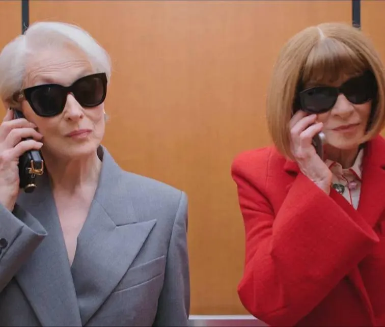 Камео Анны Винтур вырезали из второй части Дьявол носит Prada Как оказалось режиссер Дэвид Фрэнкел официально не приглашал Анну на съемки однако бывший главный редактор Vogue оказалась на съемочной площадке в Милане Дэвид подумал что моментом надо пользоваться Тем не менее не все прошло гладко Винтур произнесла реплику раньше времени и выходила из кадра из за чего оказалась в расфокусе Я бы не осмелился просить Анну о втором дубле сказал Фрэнкел в подкасте Back Row ВПШ