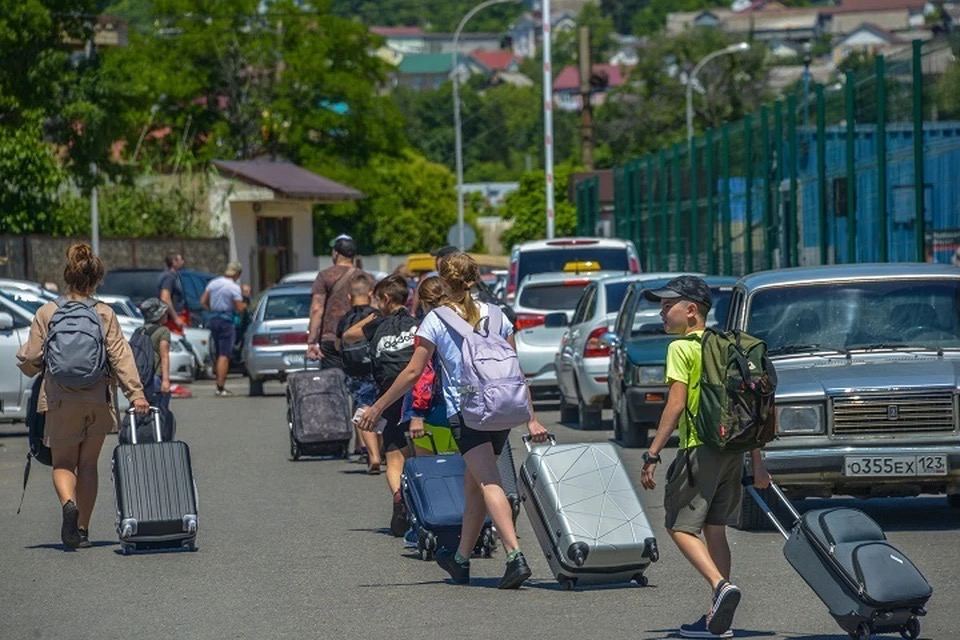 Спрос на туры в Геленджик вырос на 40% после открытия аэропорта  После открытия аэропорта в июле Геленджик переживает туристический всплеск. Сюда уже летают семь авиакомпаний, включая «Аэрофлот», S7, Utair и другие. У «Аэрофлота» с 8 августа — до трёх рейсов в день. Билеты туда-обратно с багажом стоят от 39 тысяч рублей.  На фоне возобновления авиасообщения спрос на туры вырос на 30–40%. Бронируют и на ближайшие даты, и на бархатный сезон. В среднем отели загружены на 70%, но в популярных местах мест почти нет.  Свободные номера пока можно найти в объектах среднего и бюджетного уровня. Большинство туристов выбирают отдых с питанием, чаще — полный пансион.