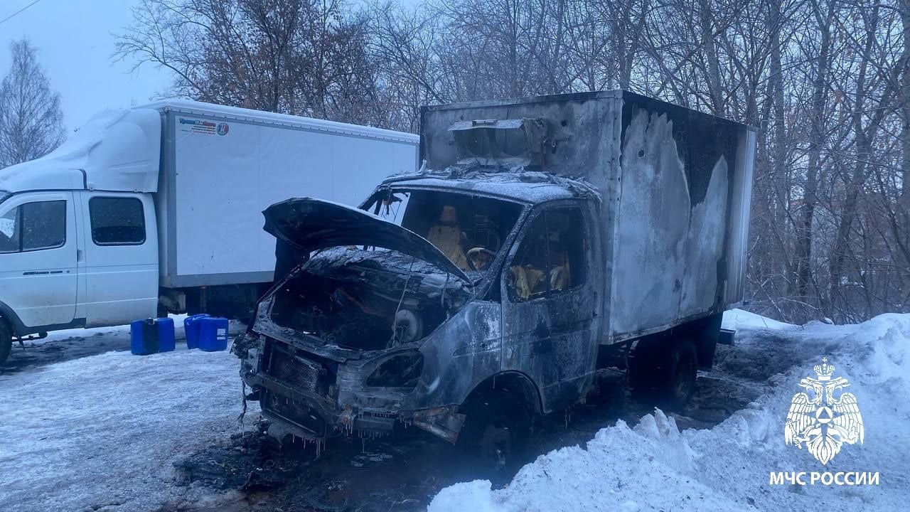 Грузовой автомобиль сгорел в Удмуртии  Сегодня в 06.59 поступило сообщение о пожаре на ул. Фронтовая в Ижевске . Горел грузовик «ГАЗель».  - Водитель с утра завел автомобиль с автозапуска. После прогрева транспортное средство самостоятельно отключилось. Через некоторое время сработала сигнализация. Мужчина посмотрел в окно и увидел, что его авто горит, он незамедлительно вызвал пожарную охрану, - рассказала дознаватель МЧС России Татьяна Логинова.  Возгорание на 5 квадратных метрах потушили 6 специалистов и 1 единица техники МЧС России.  Причина пожара - короткое замыкание электросети автомобиля.  Напоминаем:   Регулярно проверяй техническое состояние своего автомобиля.   Держи в доступном месте  огнетушитель, желательно объемом не менее 5 литров.   пожар произошёл 20 февраля.