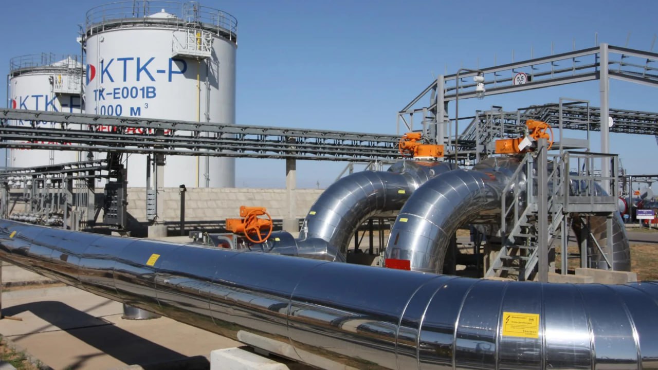 Экспорт казахстанской нефти через КТК рухнул на 45 В этом месяце экспорт сорта CPC Blend составит всего 800 900 тыс баррелей в сутки Из первоначального плана в 45 партий отменили как минимум 21 отправление выяснил Bloomberg На снижение экспорта повлиял штормы и сломанное выносное устройство Казахстану для эффективной работы нужно хотя бы два таких но до сих пор работает только одно Система трубопроводов КТК снова перестала принимать нефть от производителей так как резервуары для хранения переполнены Напомним проблемы начались после атаки украинских дронов по терминалу в Новороссийске 29 ноября Восстановить поврежденный трубопровод пока не удалось