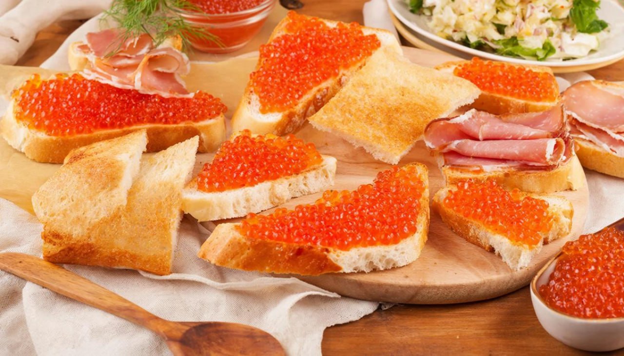 Икра и Оливье лидируют на новогоднем столе россиян пишет РИА Новости Бутерброды с икрой и салат Оливье остаются главными блюдами В меню также нарезки мясные сырные овощные и запеченное мясо 75 россиян готовят самостоятельно как часть традиций 20 сочетают домашнюю еду с покупной менее 2 boulevard ring