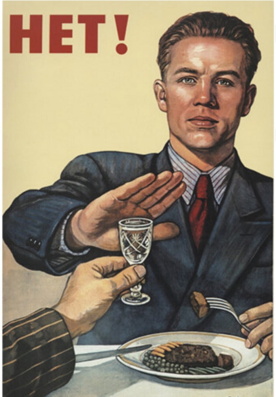 Потребление алкоголя в России снижается уже восемь месяцев подряд По данным Единой межведомственной статистической системы с апреля россияне стали покупать меньше спиртного Если весной показатель составлял 8 32 литра на человека за год то в ноябре он опустился до 7 63 литра уровней которые последний раз фиксировали в конце 1990 х Тогда правда статистика учитывала только официальные продажи а нелегальный рынок был огромным В ноябре больше всего алкоголя на душу населения приходилось на Свердловскую область 10 34 литра Новосибирскую 8 35 литра Татарстан 8 27 литра В Москве показатель составил 4 76 литра в Санкт Петербурге 6 28 литра Как думаете с чем связано падение Делитесь мнением в комментариях