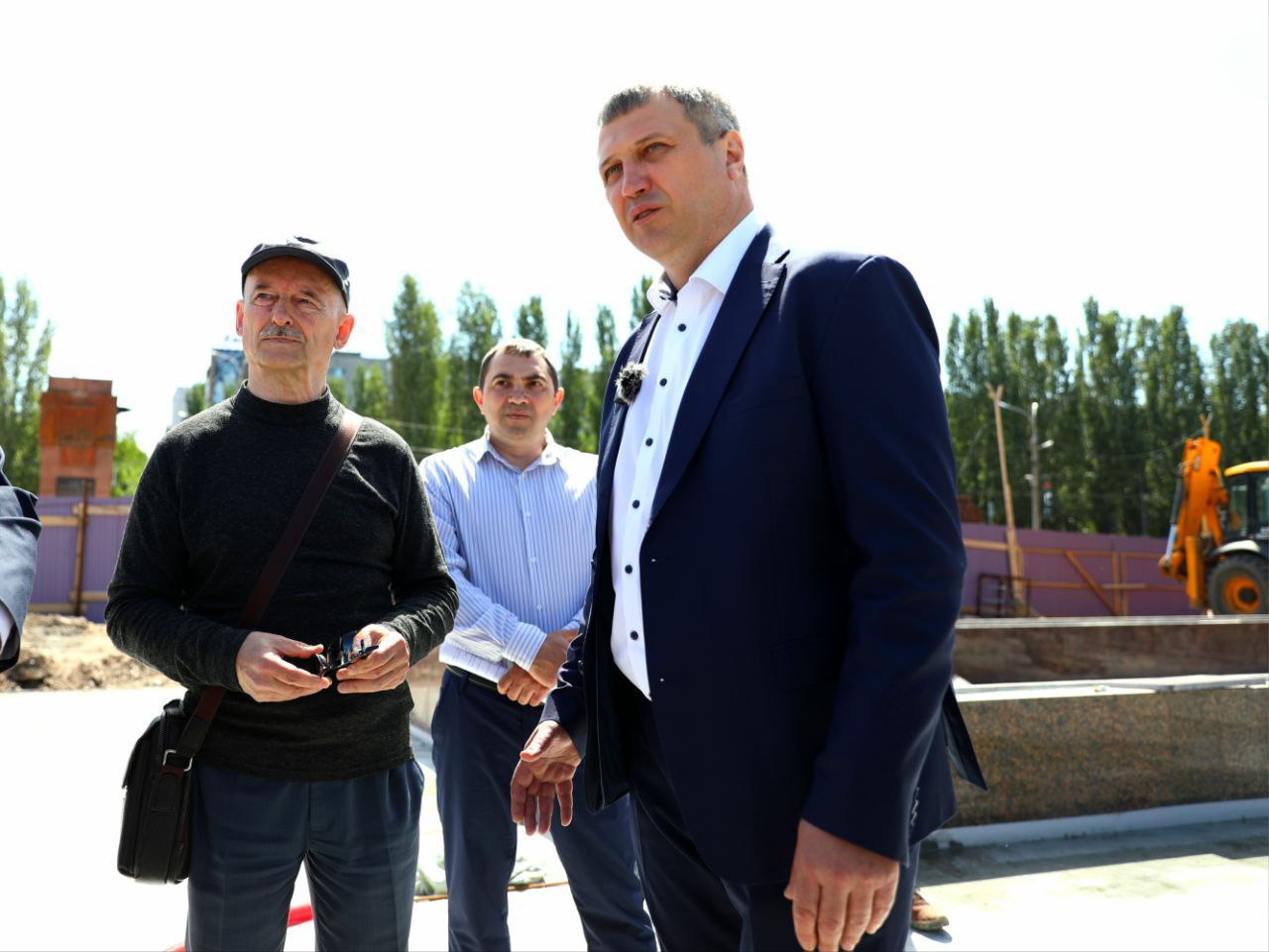 Реконструкцию фонтана «40 лет Победы» планируют завершить к августу 2025 Мэр Самары Иван Носков посетил площадку реконструкции фонтана «40 лет Победы». Этот фонтан, названный в честь юбилея Победы, имеет символическое значение: его чаша размером 40 на 40 метров и 40 струй. Фонтан проработал 40 лет, но сейчас требует обновления. Подрядчикам поставлена задача создать новый фонтан, который будет не только столь же надежным, но и современным, высокотехнологичным. Работы должны быть завершены к августу. На данный момент техническая готовность инженерного оборудования фонтана составляет 90%. Завершаются отделочные работы, облицовка гранитом и благоустройство территории. Специалисты восстанавливают мозаичное панно с Георгиевской лентой на дне центральной чаши, символизирующее воинскую славу. Проект реконструкции включает светодинамические эффекты и оригинальные формы струй, которые будут образовывать арку над пешеходной зоной внутри фонтана. Все это будет реализовано с помощью современного инженерного оборудования, которое уже полностью собрано и скоро пройдет испытания. «Что касается остальных городских фонтанов, то планы по ремонту есть. Фонтаны должны стать визитной карточкой Самары, поэтому каждому уделим внимание, в том числе и в плане благоустройства прилегающих территорий», - подчеркнул Иван Носков : тг-канал Ивана Носкова