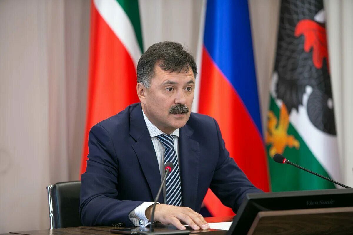 Рустем Гафаров сохранил пост главы исполкома Казани На заседании Казанской городской Думы было принято решение о переизбрании Рустема Гарафова на должность руководителя исполкома города Таким образом он продолжит свою работу на этом посту на второй срок подряд Среди других претендентов на должность были заместитель генерального директора АО Казэнерго Марат Махмутов и директор МУП Городские мосты Станислав Сорокин Подписаться на канал Прислать новость Подписаться на нас в Max