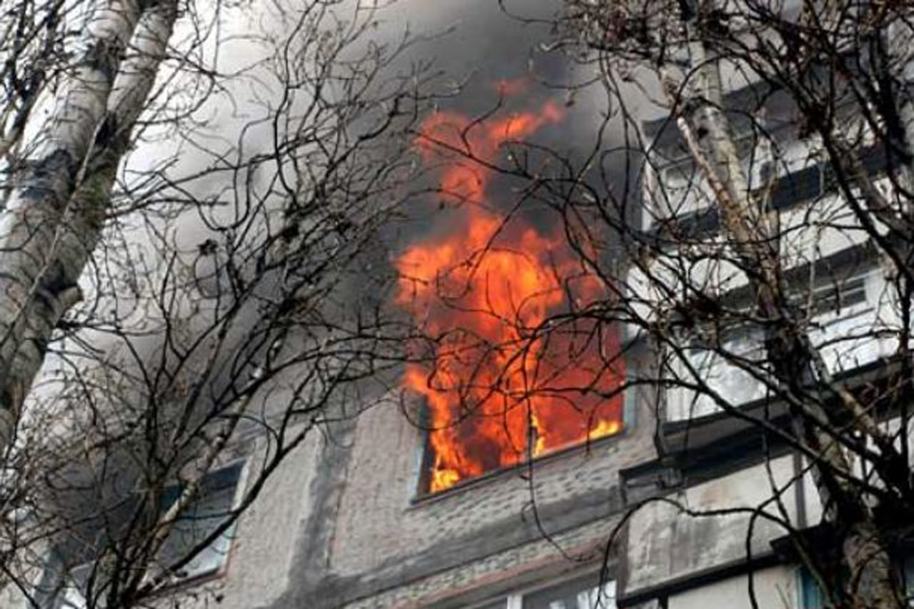 Пожарные ликвидировали возгорание в  Холмске   08 октября в 06:14  сах  диспетчеру Холмского пожарно-спасательного гарнизона поступило сообщение о возгорании квартиры на ул. Матросова 6. Пожарный расчет прибыл через 4 минуты. К моменту прибытия огнеборцев горела квартира в многоэтажном жилом доме на площади 36 кв.м.    Возгорание было локализовано в 06:25  сах , а в 08:49  сах  полностью ликвидировано. В тушении участвовали 7 человек и 2 единицы техники пожарно-спасательной службы Сахалинской области. Были эвакуированы 5 человек.  Погибших и пострадавших нет. Причины возгорания устанавливаются.