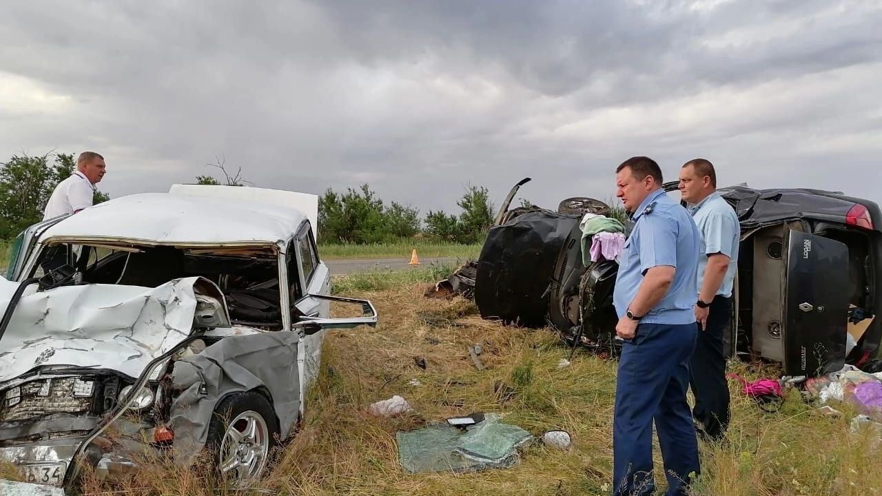 Две семьи с детьми разбились в лобовом ДТП под Волгоградом Два искореженных автомобиля в кювете и пятеро пострадавших — так закончилась поездка для двух водителей и их пассажиров на 147-м километре трассы Волгоград — Сальск в Котельниковском районе. Вечером 30 мая 39-летний водитель автомобиля Renault SR вылетел на встречную полосу и лоб в лоб столкнулся с ВАЗ-21060. От удара оба водителя и трое пассажиров оказались в больнице, среди них 7-летняя девочка. Кто виноват в этой встрече на трассе, и почему 39-летний водитель Renault SR вылетел на встречку? На эти вопросы ответят уже полицейские следователи. Прокуратура области взяла под контроль ход процессуальной проверки, чтобы разобраться в причинах страшной аварии. Подписаться