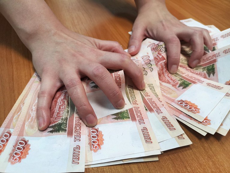 В Бурятии ресурсник зажал сотруднику зарплату за сверхурочную работу В Муйском районе местная ресурсоснабжающая организация не доплатила своему работнику свыше 220 тысяч рублей В эту сумму вошли задолженность по оплате сверхурочной работы компенсация за задержку выплаты зарплаты и компенсация морального вреда Деньги мужчине пришлось догонять через суд Бурятия Подробности в Номер один ЧИТАЙТЕ НАС ВКОНТАКТЕ Сообщить нам свою новость можно по кнопке Письмо в редакцию