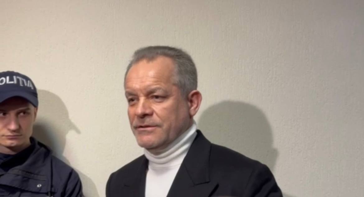 На новом заседании по делу о краже миллиарда главным фигурантом которого является Влад Плахотнюк будет рассмотрен запрос о продлении ареста олигарха Также будет рассмотрен запрос адвоката Плахотнюка Лучиана Рогака об отводе судьи Анны Кучереску