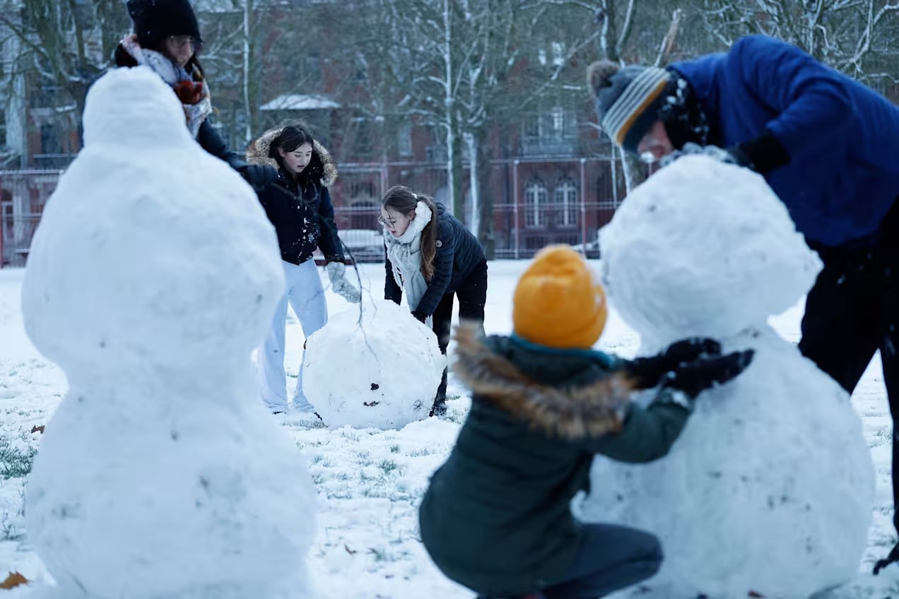 В Молдове зимние каникулы могут быть продлены из за непогоды Министерство образования и исследований информирует что в связи с неблагоприятными погодными условиями местные управления образования имеют право продлить зимние каникулы до понедельника 12 января 2026 года Ведомство рекомендует соблюдать меры безопасности в школах и предупреждает что при дальнейшем ухудшении погодных условий будут опубликованы дополнительные инструкции