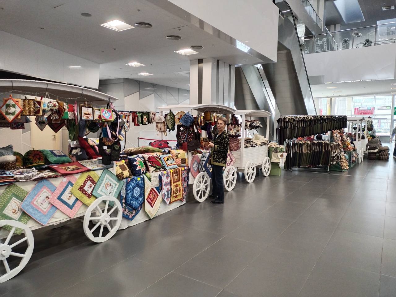 В комплексе «Экспоград Юг» проходит «Кубанская ярмарка — весенняя»  В Краснодаре в выставочно-конгрессном комплексе «Экспоград Юг» проходит «Кубанская ярмарка — весенняя», которая привлекает около сотни тысяч посетителей. В ней участвуют 459 предпринимателей, предлагающих товары народных промыслов и фермерскую продукцию.  Ярмарка будет работать до 23 марта по адресу: улица Конгрессная, 1, с 9:00 до 18:00. Организатором мероприятия выступило Министерство сельского хозяйства и перерабатывающей промышленности Краснодарского края.  #ярмаркиКРД  Читайте нас:    Телеграм     ВК     Дзен