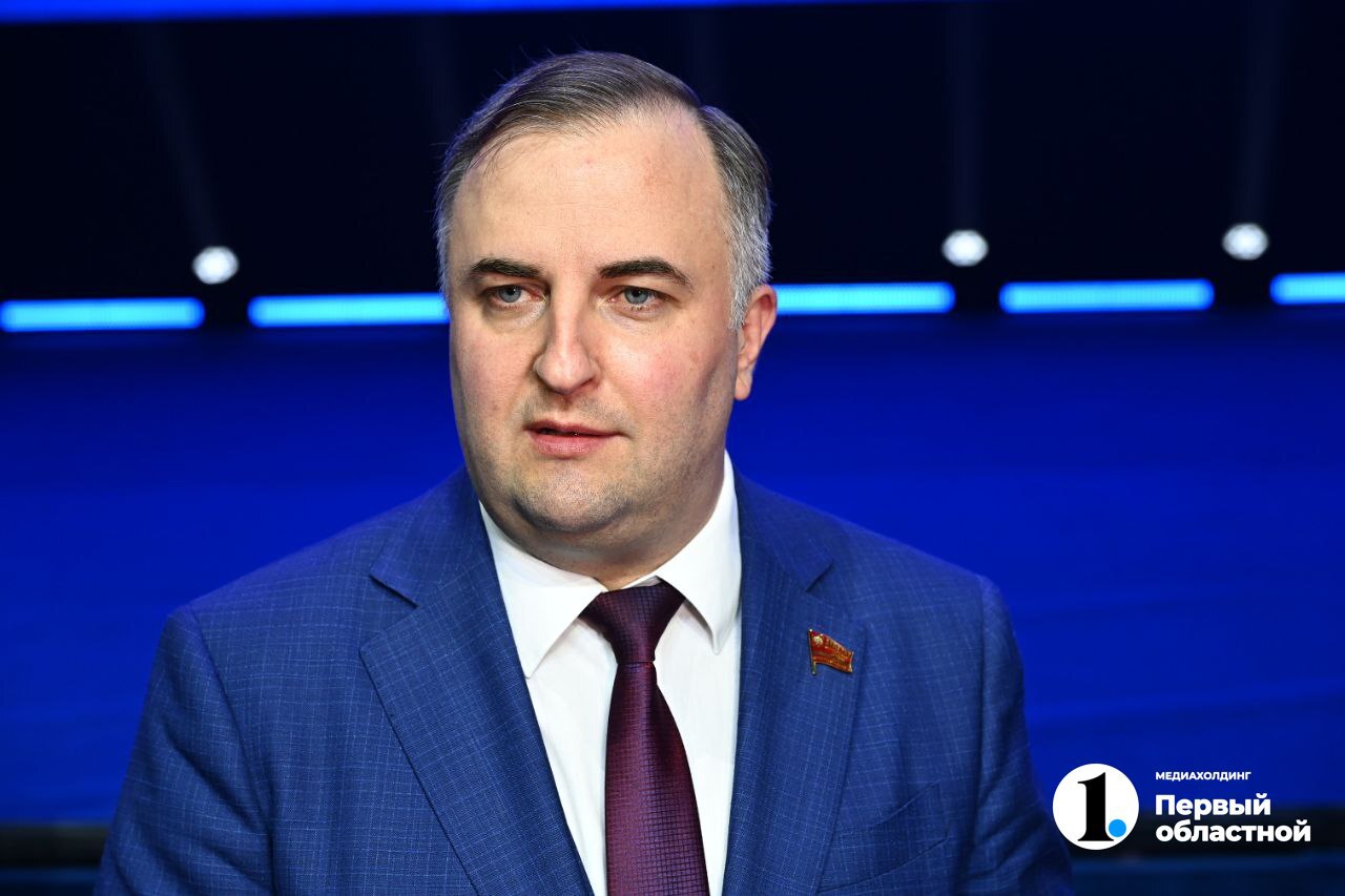 Председатель Законодательного Собрания области Олег Гербер об обращении губернатора к областному парламенту: «Это седьмое обращение, в котором я принимаю участие, до этого как руководитель телеканала, сейчас как председатель областного парламента. И это действительно необычное обращение. И главная особенность в том, что оно совпало с завершением работы седьмого созыва депутатов. Губернатор поблагодарил депутатский корпус областного парламента за пять лет напряженной, ответственной и плодотворной работы. И самое главное – это была командная работа». Олег Викторович подчеркнул, что на пять лет работы седьмого созыва выпало немало испытаний и по-настоящему исторических событий. Депутаты избирались в 2020 году в разгар пандемии, она продолжалась еще и в 2021 году. В 2022 году началась специальная военная операция. «И нам пришлось оперативно пересмотреть все подходы к законотворчеству. Депутаты собирались абсолютно в непривычные для нас сроки. Когда в этом была необходимость для наших бойцов, когда нужно было оперативно принимать законодательные решения. И это было отмечено Алексеем Леонидовичем в обращении. Я надеюсь, что большинство моих коллег в следующем созыве продолжит такую же командную, слаженную работу с губернатором и правительством региона», - подчеркнул председатель. / Прислать новость