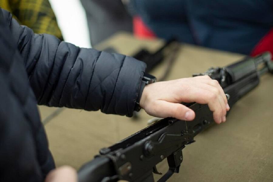 Стрельбу по детям открыли в одном из барнаульских дворов. обновлено Пострадал 15-летний подросток, он получил ранение в ногу.