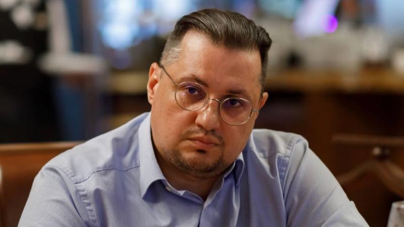 Политолога Алексея Аксютенко, которого арестовали 13 мая, отпустили из-под стражи. Об этом он сам рассказал в своём телеграм-канале. «Сейчас я на свободе. Но пока, на радость тех, кто меня отправил под арест, никаких оценок произошедшему не будет. Дело в том, что у нас в семье горе. Пока я был под арестом, умер мой тесть. Мои юристы во время апелляции в краевом суде просили судью изменить срок заключения, предоставлялись все документы, но в итоге меня выпустили сегодня в 12:53. Впереди много хлопот, связанных с похоронами, поэтому все разборы — после», — написал он. Поводом для ареста стало видео о муниципальной реформе, которое Аксютенко опубликовал в телеграм-канале. В нём он заявил, что «власть решила сломать жителей Красноярского края через колено», а также предложил участникам акции «Бессмертный полк» взять в одну руку портрет родственника-фронтовика, а в другую — плакат с лозунгом «За родной район». Подробнее – на Бабре #красноярск