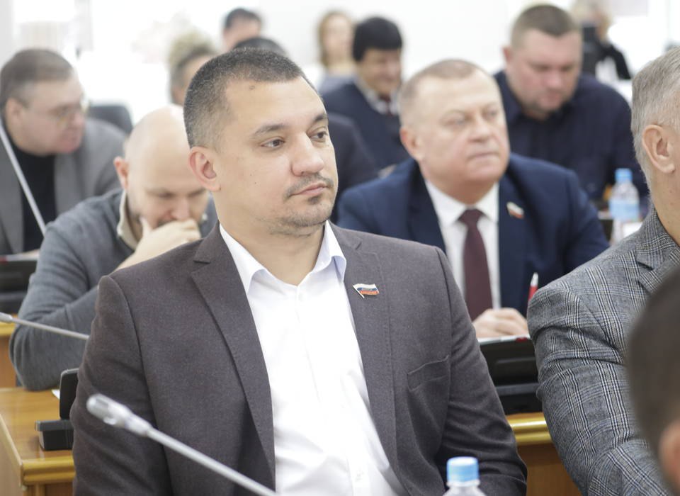 Депутат Волгоградской гордумы Иван Селезнев ушел в отставку Волгоградская городская Дума на заседании в среду удовлетворила заявление о досрочном сложении полномочий депутата Ивана Селезнева Решение было принято на основании его личного обращения Ранее он занимал должность заместителя председателя комитета по образованию культуре молодёжной политике спорту и туризму Все самые заметные новости Подписывайтесь