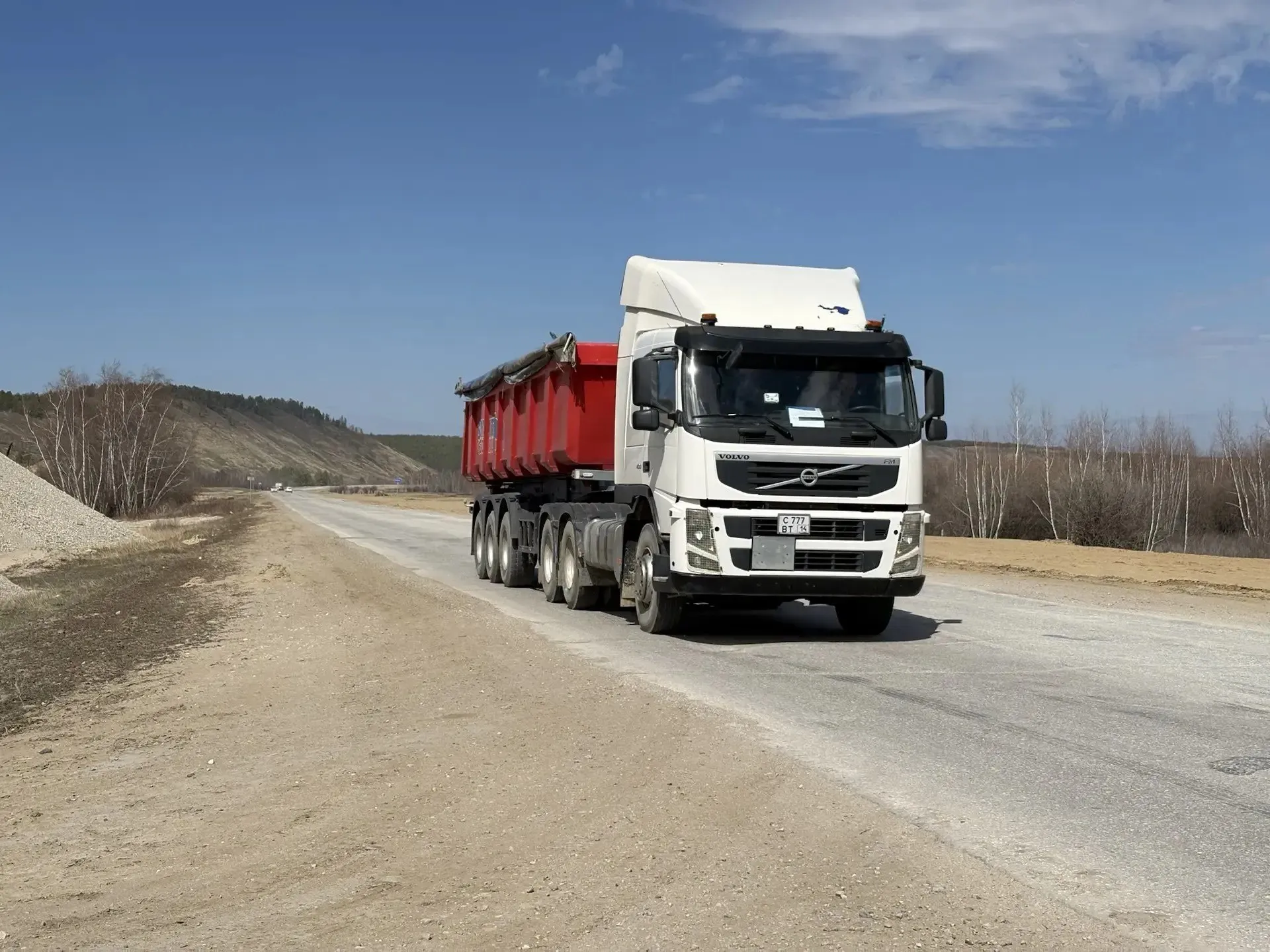 Дорога от Владимировки до поворота на Табагу станет четырехполосной В Якутске продолжается реконструкция дороги Умнас на участке от села Владимировка до поворота на будущий Ленский мост Как сообщает пресс служба правительства после завершения работ трасса станет четырёхполосной Здесь обустроят тротуары современное освещение барьерные ограждения автобусные остановки и площадку отдыха с эстакадой Участок с 11 го по 20 й километр уже сдан в 2024 году В настоящее время идёт реконструкция отрезка с 20 го по 28 й километр протяжённость 8 км Завершение работ планируется в 2028 году Реконструируемый участок Умнас примыкает к Табагинскому шоссе которое обеспечивает выход к Ленскому мосту Оно тоже будет обновлено и получит две полосы движения Подпишитесь на MAX Эхо столицы