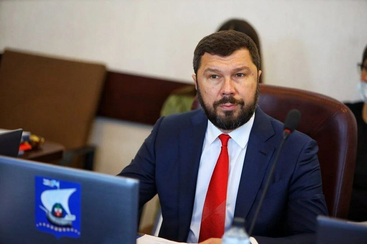 Погиб скандальный экс глава Калининграда Евгений Любивый По предварительным данным находившийся на охоте в Кургане бывший мэр и экс главный врач БСМП Евгений Любивый уснул в охотничьем укрытии с работающей газовой горелкой и задохнулся Ему был 51 год Евгений Любивый доктор медицинских наук переехал в Калининград в 2017 году и вскоре возглавил БСМП а через пару лет он стал мэром города В 2024 году его задержали на Куршской косе с оружием и гильзами Покойный запомнился калининградцам скандальным поведением своими попытками оспорить увольнение в суде и оригинальным исполнением песни Я ухожу красиво прямо на улицах курортного Зеленоградска В июне 2025 года его также лишили депутатского мандата из за нарушения антикоррупционного законодательства  Официального подтверждения информации о гибели Любивого пока нет обстоятельства выясняются Предложи новость   Подпишись на канал