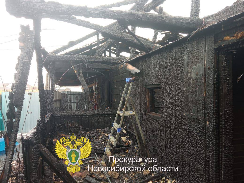 Новосибирец поджёг баню из-за ревности, остался на свободе и чуть не зарезал бывшую  68-летний мужчина напал на бывшую сожительницу в райцентре Чаны Новосибирской области. Он несколько раз ударил её ножом «из-за личной неприязни» и убежал, сообщили в региональном управлении Следственного комитета 5 июня.  Женщина выжила.  Мужчина пытался убить женщину, потому что она отказалась возобновить отношения, уточнили в пресс-службе областной прокуратуры. После преступления он поехал домой, чтобы покончить с собой, но его задержали по дороге.  Оказалось, что он и прежде попадал в поле зрения силовиков.  «В апреле 2025 года обвиняемый из-за ревности к потерпевшей, одержимый желанием вернуть возлюбленную, совершил поджог бани, расположенной на участке у дома общих знакомых», — отметили в прокуратуре.  После поджога было возбуждено дело об уничтожении имущества  ч. 2 ст. 167 УК . Но мужчину задержали только после нападения на женщину — теперь его обвиняют в покушении на убийство  ч. 3 ст. 30, ч. 1 ст. 105 УК .  Подписаться  Прислать новость  Помочь бустами