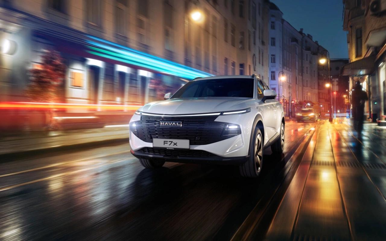 В России стартовали продажи нового Haval F7x Производство модели налажено на заводе в Тульской области. Как сообщает пресс-служба марки, купить автомобиль можно в двух комплектациях, цены варьируются от 3 499 000 до 3 699 000 руб. Независимо от версии купить кроссовер можно исключительно с 2,0-литровым бензиновым двигателем мощностью 192 л.с., который работает в паре с 7-ступенчатой роботизированной коробкой передач с двойным сцеплением. Привод — полный. Появится ли в будущем у машины более доступная переднеприводная модификация пока неизвестно. Базовая версия Premium оборудована цифровой приборной панелью, 14,6-дюймовым дисплеем мультимедийной системы и подогревом всех сидений. Старшая комплектация Tech Plus дополнительно получила проекционный экран и адаптивный круиз—контроль.