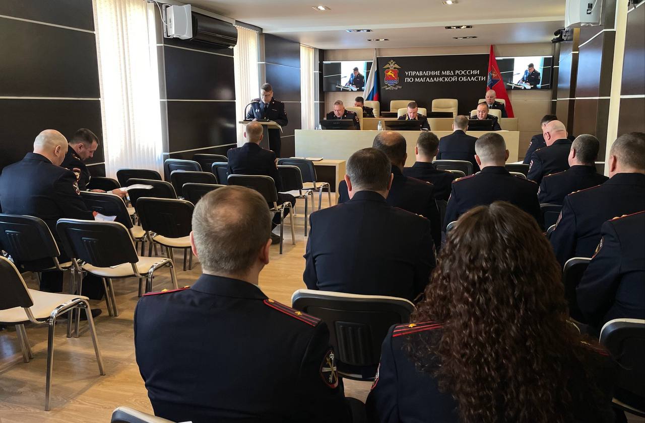 В УМВД России по Магаданской области наградили лучших сотрудников подразделений Сегодня в УМВД России по Магаданской области прошло оперативное совещание по итогам работы за три месяца 2025 года. Мероприятие состоялось под руководством начальника Управления генерал-майора полиции Дмитрия Князева. В ходе торжественной части за добросовестное выполнение служебных обязанностей и достижение высоких результатов в работе сотрудники различных подразделений были награждены медалями, почетными грамотами и благодарностями. Кроме того, Дмитрий Князев вручил погоны следователю по особо важным делам следственного управления УМВД Алексею Чемизову, которому за успехи в службе досрочно присвоено звание майор юстиции.