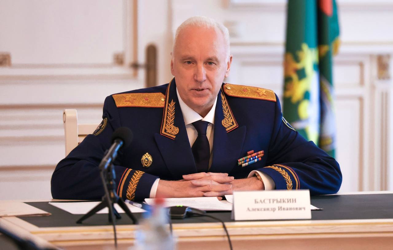 По ходатайству Бастрыкина ВККС решит судьбу пятерых ростовских судей подозреваемых в коррупции Председатель Следственного комитета России Александр Бастрыкин обратился в Высшую квалификационную коллегию судей ВККС с ходатайством о согласии на возбуждение уголовных делл по коррупционным статьям в отношении пяти бывших судей из Ростова на Дону Соответствующая информация размещена на официальном сайте коллегии На 8 декабря назначено рассмотрение представления по одному из судей Олегу Батальщикову бывшему судье Советского районного суда Ростова на Дону Ему инкриминируется получение взятки в крупном размере 2 эпизода части 5 статьи 290 УК РФ Аналогичные запросы направлены в отношении еще двух бывших судей мирового судьи Эльмиры Пономаревой и судьи Наталии Цмакаловой 5 эпизодов Таких же на бывшего председателя Советского районного суда Елену Коблеву 7 эпизодов по части 5 6 статьи 290 УК РФ 3 статьи 294 3 эпизода и судью Артура Маслова Согласно российскому законодательству уголовное дело в отношении судьи может быть возбуждено исключительно по инициативе председателя СКР и только после получения согласия ВККС Подпишись на 1Rnd в МАХ Написать в редакцию