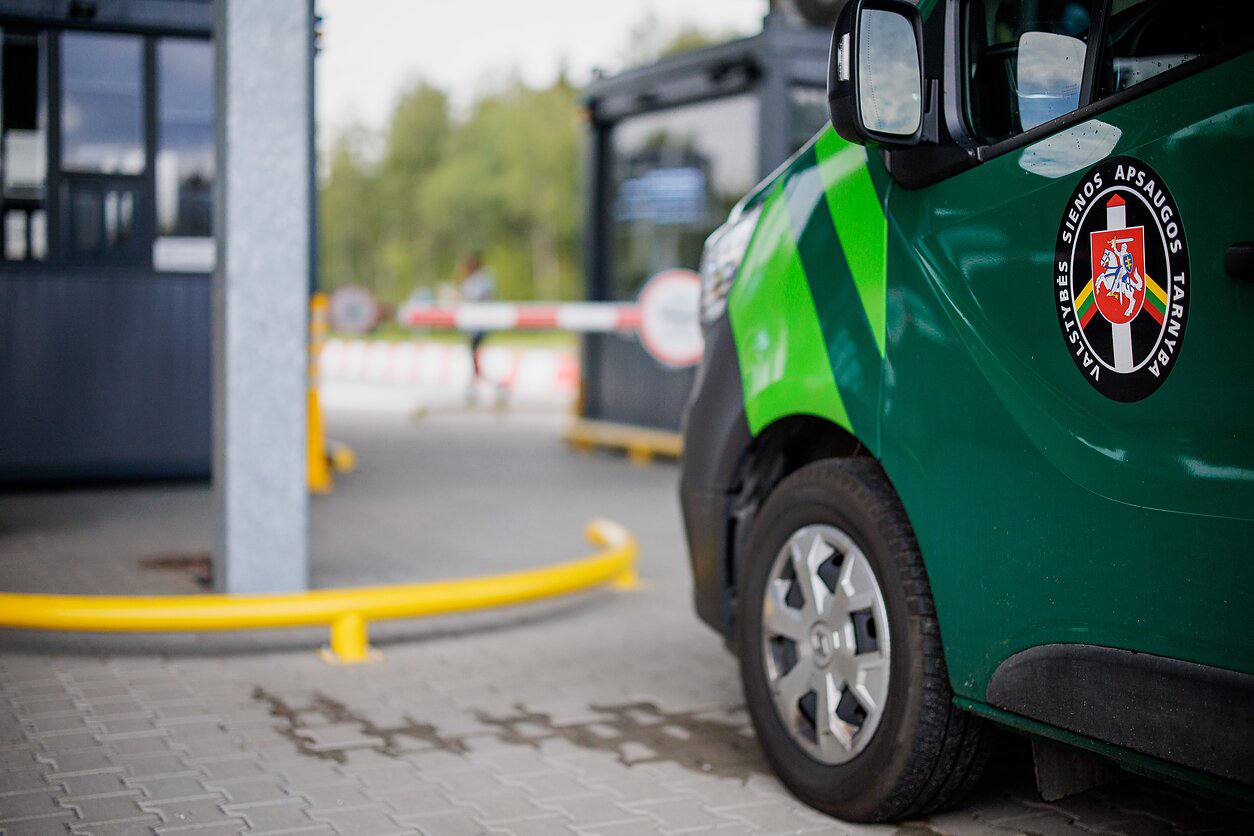 Главное к этому часу По данным Службы охраны государственной границы на границе с Беларусью обнаружен ещё один контрабандный воздушный шар с сигаретами Груз содержал полторы тысячи пачек и оборудование GPS Глава Службы общественной безопасности сообщил что в следующем году начнут работу команды огневой поддержки защищающие воздушное пространство Литвы За перевозку контрабандных шаров были задержаны 101 человек Министр иностранных дел Кястутис Будрис не исключает возможности в будущем ограничить транзит в Калининград если этого потребуют интересы национальной безопасности Литвы Из за наплыва контрабандных воздушных шаров аэропорты Вильнюса и Каунаса которым не раз приходилось временно приостанавливать работу только в этом месяце понесли убытки на сумму более 81 тысячи евро Президент Украины признал что российские войска закрепились в Покровске который Москва пытается захватить уже более года Владимир Зеленский заявил что в разных районах города находится около двухсот российских военнослужащих это видно с беспилотников В настоящее время Покровск является основной целью российских атак В свиноводческом комплексе Cestos maistas расположенном в Вильнюсском районе где содержится около 19 тысяч свиней выявлена африканская чума свиней Государственная служба продовольствию и ветеринарии сообщает что хозяйство будет ликвидировано Фото Э Блажиса LRT