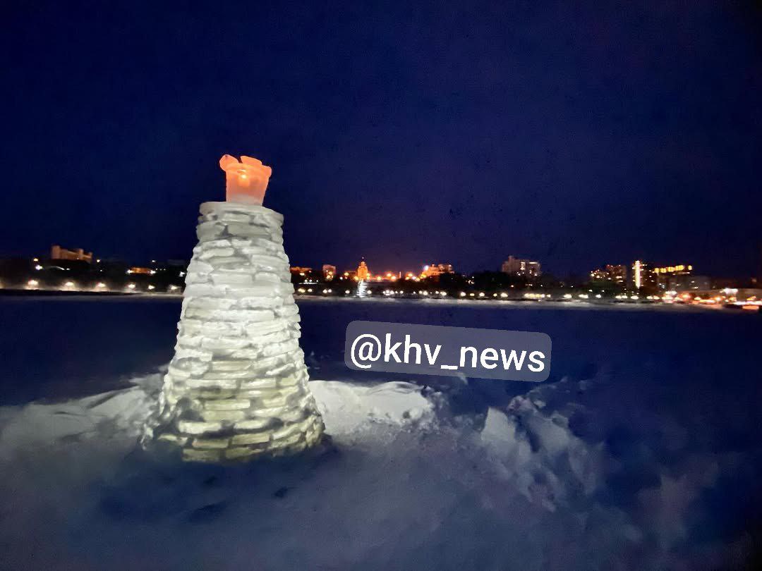 Ледяной маяк появился возле утёса в Хабаровске  Скульптура появилась в районе набережной в рамках выставки «Наречие». Авторы арт-объекта уличные художники: отец и сын, Пётр и Григорий Матюшковы.    Подписаться -