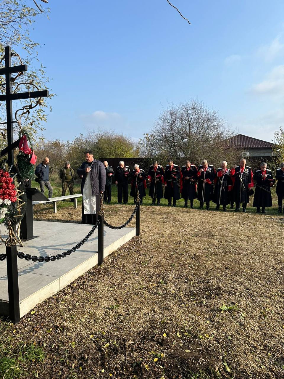 Казаки приняли участие в молебне В Динском районе состоялась памятная церемония посвященная казакам погибшим в годы Гражданской войны У памятного креста установленного в честь расстрелянных казаков был отслужен молебен В памятном мероприятии приняли участие казаки Новотитаровского станичного казачьего общества а также Динского и Нововеличковского хуторских казачьих обществ учащиеся казачьего класса школы 29 и жители станицы  Богослужение провел настоятель Свято Андреевского храма протоиерей Владимир Рошко В своей проповеди он подчеркнул важность сохранения исторической памяти о казаках оставшихся верными присяге и православной вере в трагические годы братоубийственного противостояния Проведение такого молебна стало важным актом сохранения исторической памяти и укрепления духовной связи между поколениями Подобные мероприятия способствуют патриотическому воспитанию молодежи на примере верности долгу и традициям кубанского казачества