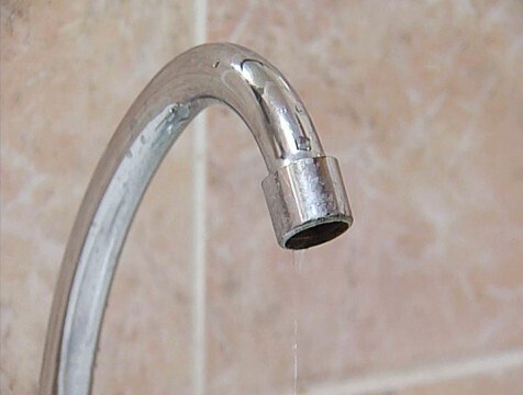 Во всем Малоярославце внепланово отключили воду В ночь на 9 июля в Малоярославце случился порыв на магистральном трубопроводе, по которому идет подача воды из скважин на станцию обезжелезивания. Из-за полного отсутствия воды на станции утром водоснабжение города приостановили. Аварийная бригада УМП "Водоканал" оперативно взялась за поиск и устранение проблемы. По информации администрации города, восстановление водоснабжения ожидается к 15:00-16:00 по окончании ремонтных работ.