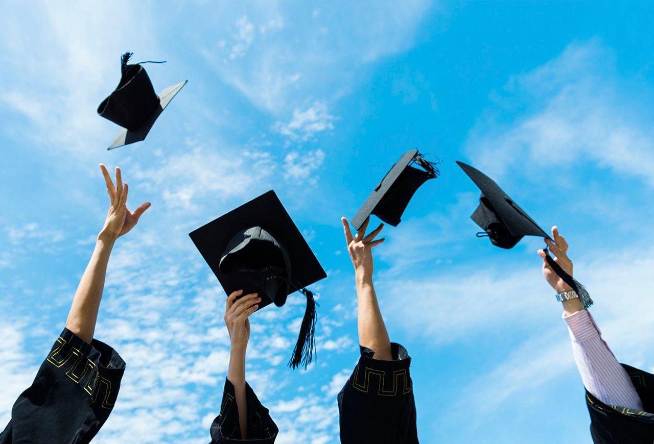 Российские вузы полностью перейдут на новую модель высшего образования в 2027 году сообщил замминистра науки и высшего образования Афанасьев Реформа предполагает отказ от Болонской системы Вместо бакалавриата и магистратуры вводятся новые уровни подготовки базовое 4 6 лет специализированное 1 3 года и аспирантура