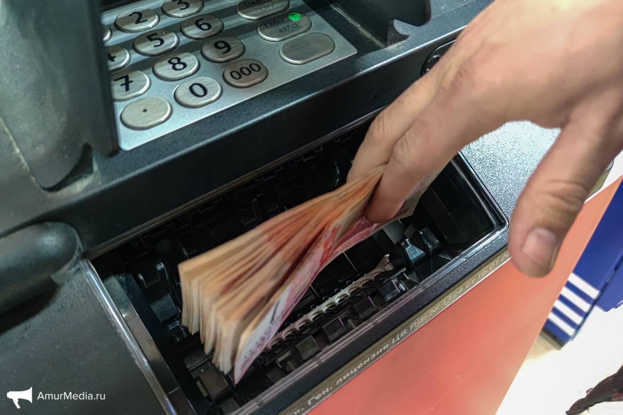 Самый популярный вклад у россиян назвали финансисты Самой востребованной банковской услугой у россиян стали краткосрочные вклады сроком до шести месяцев На них приходится более 70 всего спроса на депозиты Как уточнила аналитик Гаянэ Замалеева наибольшей популярностью пользуются трёхмесячные вклады доля которых в октябре достигла 33 2 Также сохраняется спрос на одномесячные депозиты занимающие 12 4 рынка В то же время интерес к долгосрочным накоплениям снижается Доля вкладов сроком более трёх месяцев упала до 22 6 а депозиты продолжительностью свыше года и вовсе составляют лишь около 7 Такая ситуация сложилась на фоне снижения банками процентных ставок после решения Центробанка а также предупреждения ФНС о необходимости уплатить налог на вклады до 1 декабря AmurMedia Прислать новость