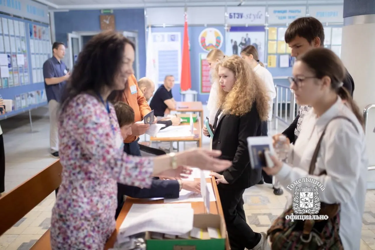 Регистрация на ЦТ стартовала 9 апреля и продлится до 22 апреля В последние годы более 70 абитуриентов проходят предварительную регистрацию на централизованное тестирование через личный кабинет участника ЦЭ ЦТ на сайте РИКЗ Однако до 22 апреля нужно приехать в пункт регистрации и получить бумажный пропуск Новация регистрации текущего года введение смс оповещения в помощь абитуриенту Придут два смс Первое уведомит о регистрации на ЦТ второе сообщение поступит накануне ЦТ с напоминанием что завтра состоится тестирование Заявление на участие в ЦТ абитуриент может подать одним из двух способов заполнить электронную форму на сайте РИКЗ my rikc by либо лично посетить один из пунктов регистрации При себе обязательно необходимо иметь документ либо копию документа удостоверяющего личность В перечне пунктов регистрации и проведения ЦТ на Гомельщине шесть пунктов