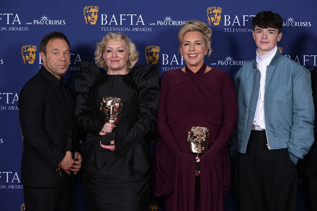 Мини сериал Переходный возраст получил сразу четыре награды на BAFTA TV Awards 2026 или же шесть если считать лидерство в двух номинациях на BAFTA Television Craft Awards Среди них победа в категории Лучший мини сериал а также актерские награды для Стивена Грэма Кристины Тремарко и Оуэна Купера Лауреаты в основных номинациях Лучший драматический сериал Кодекс Молчания Лучший мини сериал Переходный возраст Лучший международный сериал Киностудия Лучшая актриса Наргес Рашиди Заключенная 951 Лучший актер Стивен Грэм Переходный возраст Лучшая актриса второго плана Кристина Тремарко Переходный возраст Лучший актер второго плана Оуэн Купер Переходный возраст Фото Getty Images Кинопоиск Новости