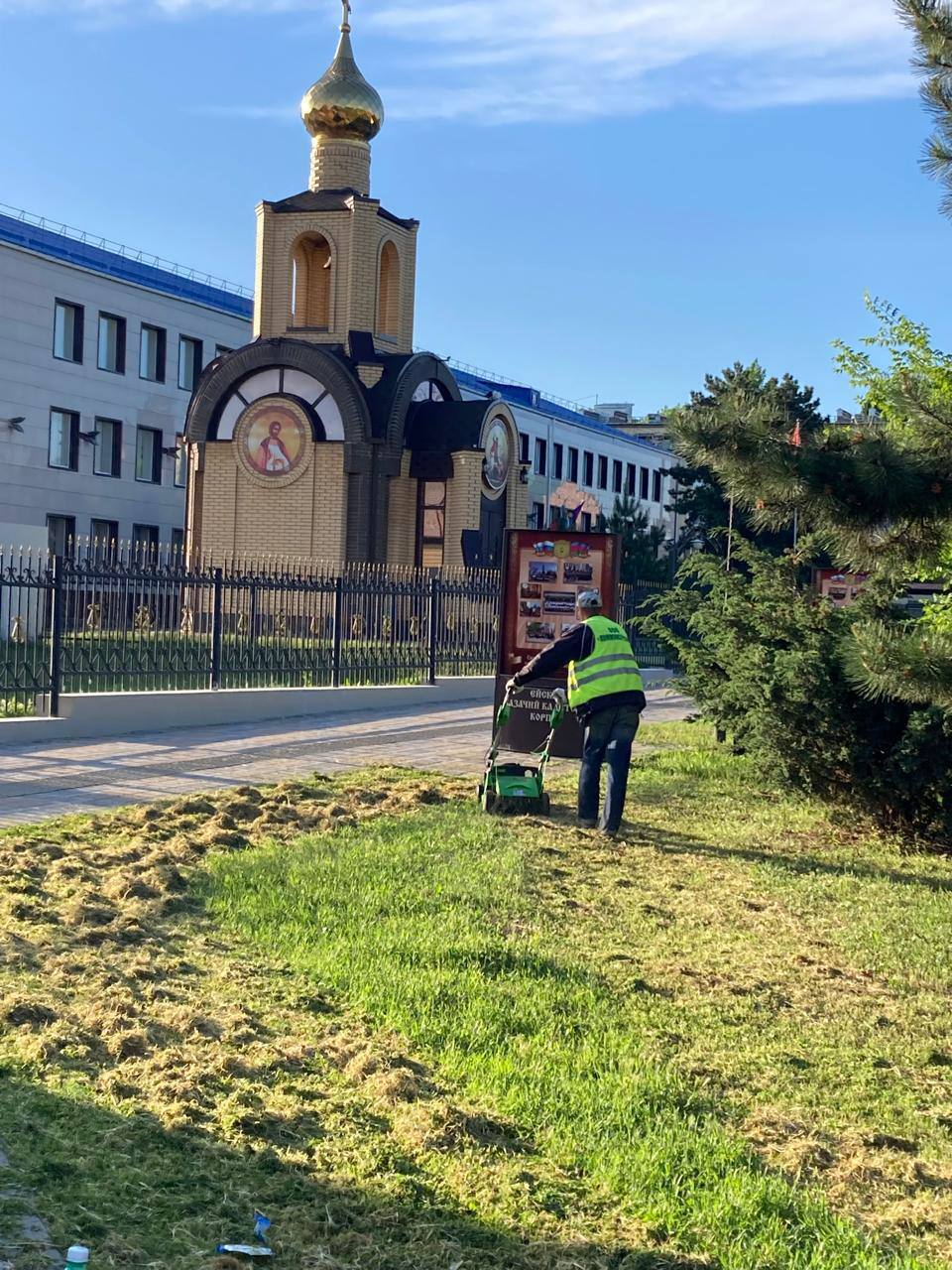 В Ейске продолжаются работы по покосу сорной растительности на городских территориях. Это важная задача, которая способствует поддержанию чистоты и ухоженности общественных пространств. Регулярная стрижка травы играет роль не только в эстетическом оформлении, но и в обеспечении безопасности. Высокая трава может скрывать опасности, такие как ямы или острые предметы, а также создает условия для появления насекомых. На сегодняшний день ведётся активная работа по борьбе с сорной растительностью. Кроме того, планируется привлечение дополнительных ресурсов для более эффективного выполнения этой задачи, чтобы жители и гости могли наслаждаться чистыми и ухоженными территориями.