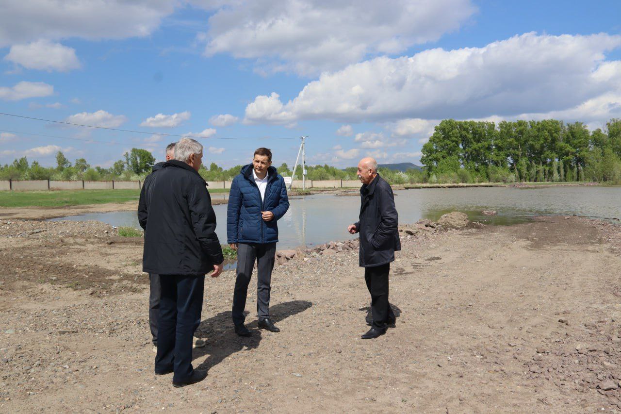 Сегодня проверили водозабор №2 у Южной дамбы. Уровень воды в реке Абакан поднялся. Благодаря переливной дамбе, построенной в прошлом году, береговая линия сейчас в районе водозабора защищена от размыва, - написал несколько минут назад в своем ТГ-канале глава Абакана Алексей Лемин. Вода продолжает прибывать, прогнозируется подъем еще в течение суток. Пока угрозы водозабору нет, но мы постоянно следим за ситуацией. Прошлогодние работы по укреплению берега оказались своевременными и эффективными. Отсыпанная дамба отлично работает, принимая на себя основной удар течения и перенаправляя его. По состоянию на 15:00 14 мая уровень воды по замерам гидропоста на Коммунальном мосту – 3,85-3,9 метра. До уровня подтопления массива «Водник» – еще два метра. Ситуация под контролем. Фото и видео: Т.Г. Зырянова Вести. Хакасия Подписаться