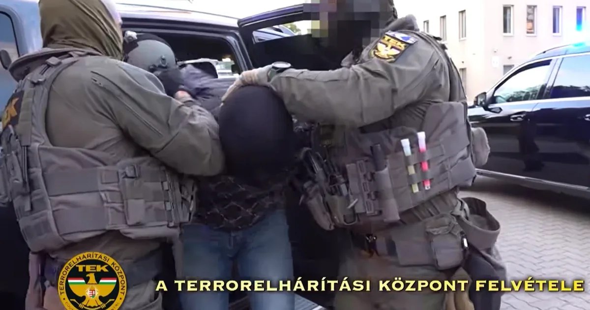 Бывший украинский дипломат, которого должны были выдворить из Венгрии по обвинениям в шпионаже в пользу Украины, хочет уехать в Россию, сообщает издание Telex Вечером 9 мая в центре Будапешта задержали бывшего украинского дипломата и обвинили его в шпионаже в пользу Украины. По предварительной информации, речь идет о бывшем первом секретаре посольства Украины в Венгрии Сергее Александрове. Причиной же желания уехать в Россию, по словам адвоката экс-дипломата, в том, что у него есть российское гражданство. В заявлении на получение вида на жительство, поданном в ноябре прошлого года, экс-дипломат указывал только Украину как страну своего происхождения, однако, из-за того, что в анкете не было возможности указать второе гражданство. По словам адвоката Александрова, несмотря на то, что судья считал пребывание экс-дипломата в Венгрии угрозой национальной безопасности, он все же отменил решение о его депортации. Защитник также рассказал, что по мнению суда, Александрову нужно было с самого начала разрешить добровольно уехать в Россию. Украина.ру — подписаться и знать больше