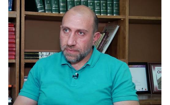 Никол Пашинян, конечно, вызвал волну общественного обсуждения своим постом. Однако, как это бывает часто, общественное внимание сосредотачивается не там, где действительно важно. Тем временем, более значимый пост Пашиняна — это не то, что обсуждает публика с утра. Вот наиболее важный пост премьер-министра Пашиняна: «А что происходит, когда оказывается, что монашествующий священник нарушил монашеский обет? Он лишается должности, сана и омофора плечевого плаща . Так что же морально честнее: добровольно уйти в отставку или погрузиться в муки совести? Интересно, будет ли расследование, и узнает ли общественность правду?» Это — запись с официальной страницы премьер-министра Армении в Facebook. Почему я считаю именно этот пост наиболее важным? Потому что фактически он публично заявляет о возможности расследования жизни священнослужителей, возможном выявлении неприятных подробностей их жизни, и более того — по сути, это компрометирующее предупреждение для церковных лиц. Именно в этом, по сути, и заключается суть: в предвыборный год политическая власть поднимает противостояние с руководством Армянской Апостольской Церкви на новый уровень, причем — компрометирующего характера. Всё это, вероятно, свидетельствует о том, что в ходе этого предвыборного процесса общество ожидает либо масштабный театр, либо оно станет свидетелем и участником более глубоких и болезненных проявлений внутренней борьбы, имеющей фундаментальные причины. Аналитик Акоп Бадалян, Verelq