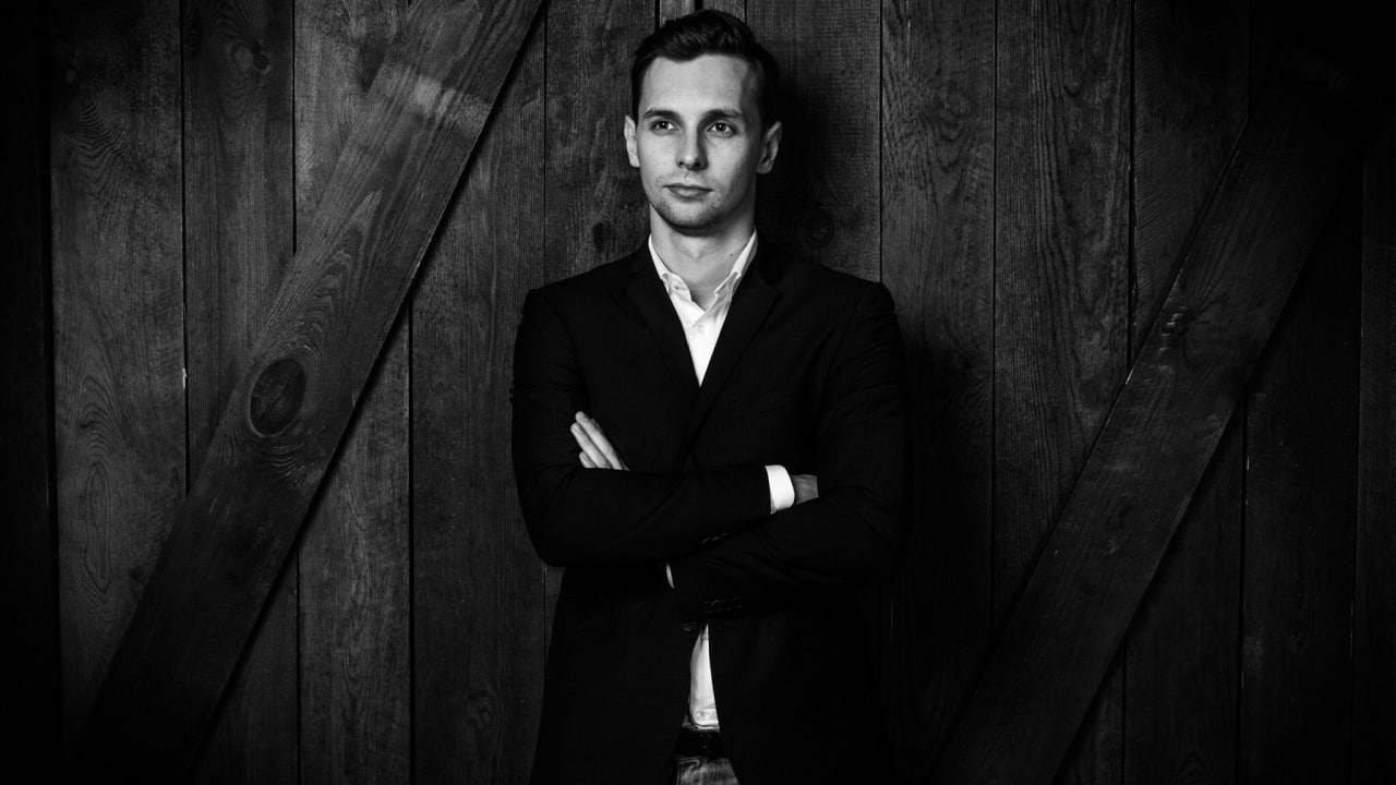 Красноярского ресторатора и основателя 0 75 Group требуют признать банкротом Иск от Сбербанка к Александру Митракову поступил в Арбитражный суд 16 января В карточке указана сумма требований более 21 млн рублей Заявление пока не принято к производству Борусу ресторатор пояснил что кредит принадлежит одной из его компаний Планировалось перенести долг на другие юрлица но банк обратился в суд Для меня это было новостью узнал из СМИ Начали разбираться в чем дело выяснилось что это кредит одной из моих московских компании ООО Скай Мы со Сбером вели переговоры о реструктуризации кредита и переносе его на другие юрлица так как компания прекратила свою деятельность Почему они подали заявление на меня как на физика мне не известно Естественно это заявление мы будем аннулировать На деятельности ресторанов это никак не отразится рассказал бизнесмен Александр Митраков основатель 0 75 Group в которую входят Mike Molly Jil Сибиряки 0 75 please и другие Несколько лет подряд рестораны группы выигрывали премию WHERETOEAT Это Борус Люди