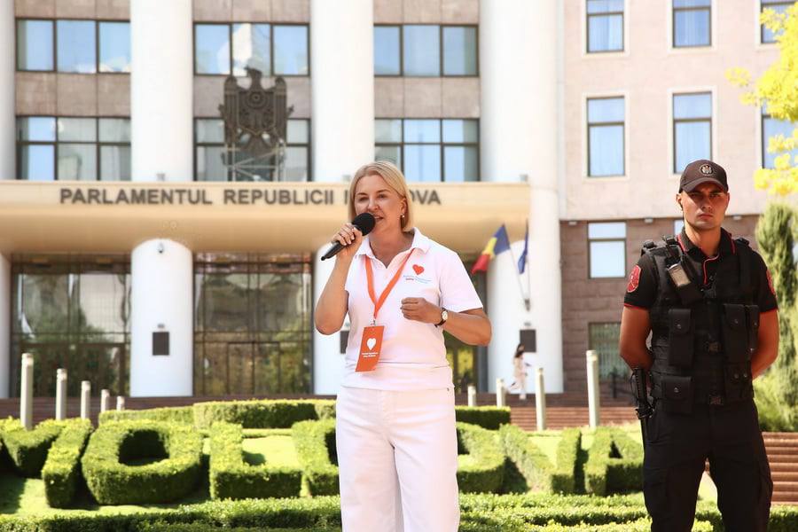 «Захваченный КС стал филиалом PAS». Патриотический блок вывел людей на протест  На специальном заседании парламента страны в разгар предвыборной кампании депутаты от PAS приняли присягу у назначенных судей Конституционного суда. Это Домника Маноле, Люба Шова, Николае Рошка, Сергей Литвиненко и Ион Маланчук.  То, что происходило в парламенте, оппозиция уже назвала «захватом Конституционного суда». Четыре партии, сформировавшие избирательный Патриотический блок, устроили протест у здания парламента страны.