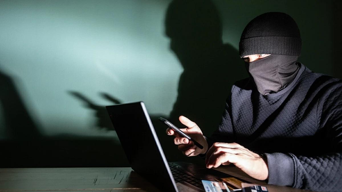 В России появится консорциум компаний которые будут обмениваться информацией о новых мошеннических схемах в сфере информационной безопасности ИБ для предотвращения фишинга и кибератак Речь идет в первую очередь о схемах в которых используются социальная инженерия и искусственный интеллект В начале 2026 года его участники запустят платформу где будут публиковаться детальные отчеты о схемах фишинга и атак Telegram Дзен MAX